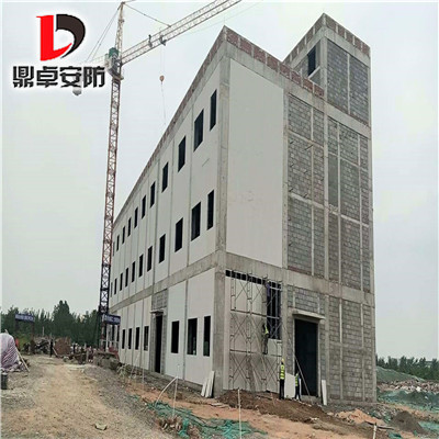 泄爆墻屬于輕質(zhì)脆性材料,遇事故時在極短時間內(nèi)實現(xiàn)泄散